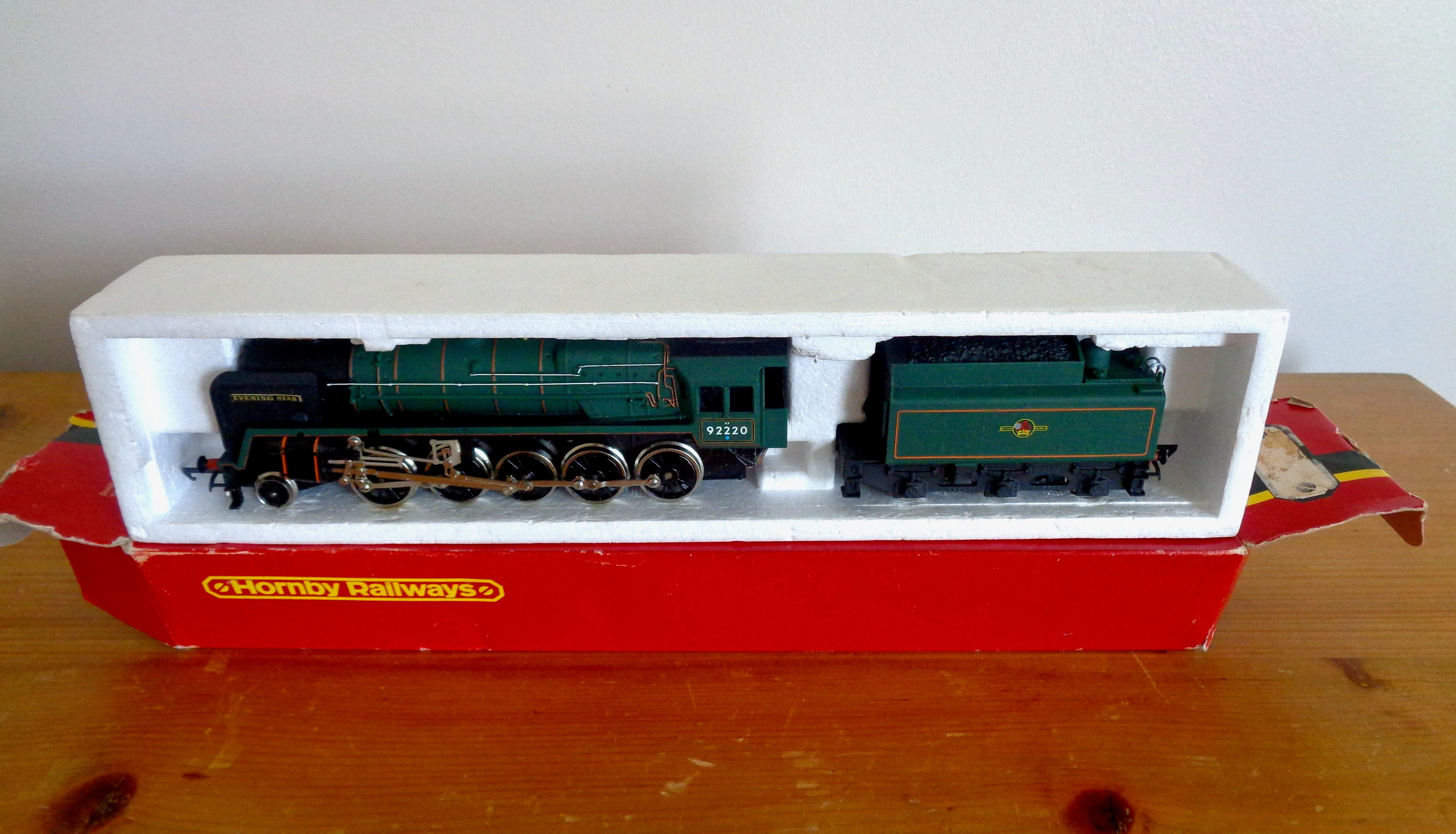 Vintage OO-Gauge Hornby 92220 Evening Star BR 2-10-0 Steam Locomotive With Tender